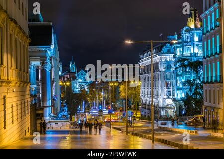 MADRID, SPAGNA, 9 GENNAIO 2016: Vista notturna della plaza de las cortes illuminata con fontana neptun a madrid Foto Stock