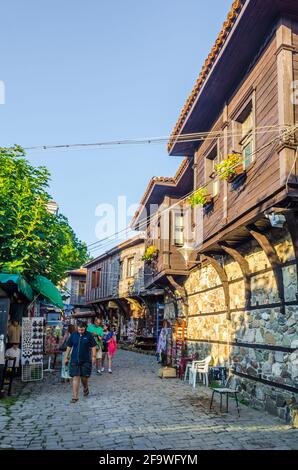 SOZOPOL, BULGARIA, 17 LUGLIO 2015: Le strade della città vecchia di Sozopol in Bulgaria sono piene di turisti durante l'estate. La città vecchia è famosa per Foto Stock