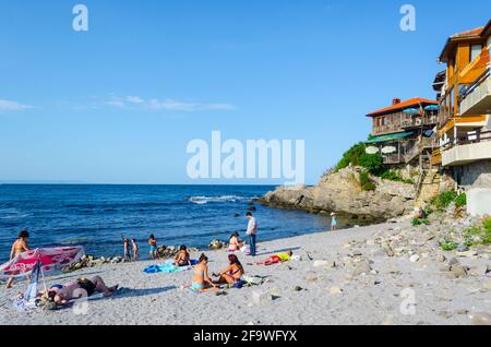 SOZOPOL, BULGARIA, 17 LUGLIO 2015: Le persone si rilassano su una piccola spiaggia rocciosa nella città di vacanza bulgara sozopol. Foto Stock