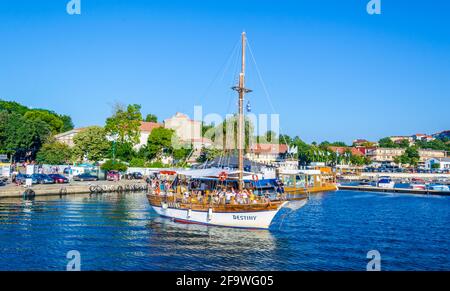 SOZOPOL, BULGARIA, 17 LUGLIO 2015: Vista del porto della città vecchia di Sozopol con yacht in primo piano, costa del Mar Nero, Bulgaria. Foto Stock