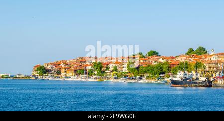 SOZOPOL, BULGARIA, 17 LUGLIO 2015: Vista del porto della città vecchia di Sozopol con yacht in primo piano, costa del Mar Nero, Bulgaria. Foto Stock