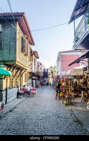 SOZOPOL, BULGARIA, 17 LUGLIO 2015: Le strade della città vecchia di Sozopol in Bulgaria sono piene di turisti durante l'estate. La città vecchia è famosa per Foto Stock