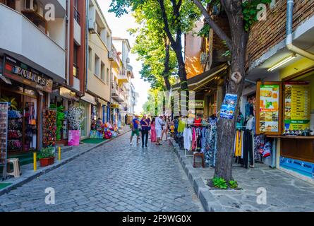 SOZOPOL, BULGARIA, 17 LUGLIO 2015: Le strade della città vecchia di Sozopol in Bulgaria sono piene di turisti durante l'estate. La città vecchia è famosa per Foto Stock