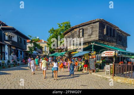 SOZOPOL, BULGARIA, 17 LUGLIO 2015: Le strade della città vecchia di Sozopol in Bulgaria sono piene di turisti durante l'estate. La città vecchia è famosa per Foto Stock