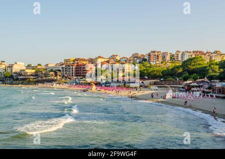 SOZOPOL, BULGARIA, 17 LUGLIO 2015: Spiaggia centrale e vista della città vecchia. Sozopol fu fondata nel VII secolo a.C. dai coloni greci. Oggi è acceso Foto Stock