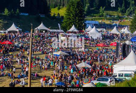 ROZHEN, BULGARIA, 18 LUGLIO 2015: Sciami di persone si radunano durante il festival folcloristico di Rozhen in Bulgaria, sulle montagne del rhodope. Foto Stock