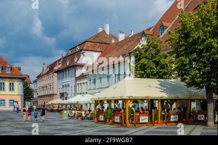 SIBIU, ROMANIA, 6 LUGLIO 2015: La gente sta pranzando in uno dei molti ristoranti nella città rumena di sibiu, che durante l'estate offre molto possibilità Foto Stock