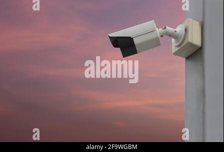 Strumento CCTV su sfondo cielo crepuscolo, apparecchiature per sistemi di sicurezza e hanno spazio di copia per la progettazione. Foto Stock