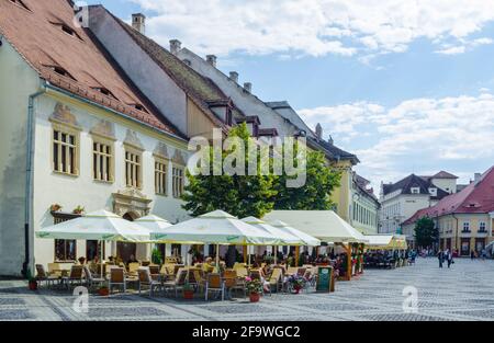 SIBIU, ROMANIA, 6 LUGLIO 2015: La gente sta pranzando in uno dei molti ristoranti nella città rumena di sibiu, che durante l'estate offre molto possibilità Foto Stock