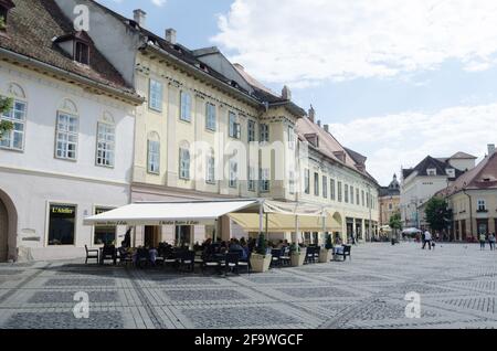 SIBIU, ROMANIA, 6 LUGLIO 2015: La gente sta pranzando in uno dei molti ristoranti nella città rumena di sibiu, che durante l'estate offre molto possibilità Foto Stock