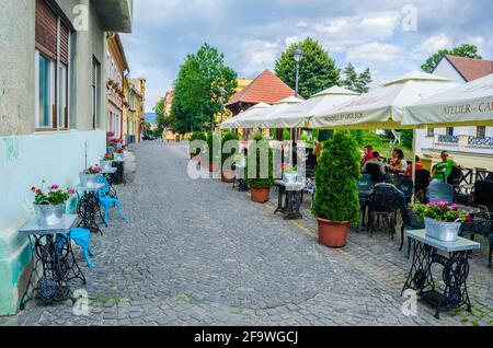 SIBIU, ROMANIA, 6 LUGLIO 2015: La gente sta pranzando in uno dei molti ristoranti nella città rumena di sibiu, che durante l'estate offre molto possibilità Foto Stock