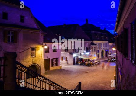 SIBIU, ROMANIA, 6 LUGLIO 2015: La gente sta cenando in un ristorante sulla strada turnului e gode di vista sulla cattedrale di santa maria. Foto Stock