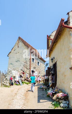 RASNOV, ROMANIA, 8 LUGLIO 2015: Vista di un mercato artigianale tradizionale all'interno della fortezza di rasnov in romania, dove la folla di turisti acquista ro tradizionale Foto Stock