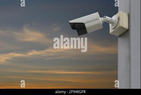 Strumento CCTV su sfondo cielo crepuscolo, apparecchiature per sistemi di sicurezza e hanno spazio di copia per la progettazione. Foto Stock