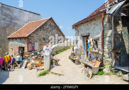 RASNOV, ROMANIA, 8 LUGLIO 2015: Vista di un mercato artigianale tradizionale all'interno della fortezza di rasnov in romania, dove la folla di turisti acquista ro tradizionale Foto Stock