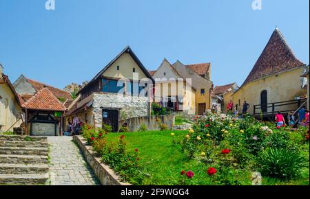 RASNOV, ROMANIA, 8 LUGLIO 2015: Vista di un mercato artigianale tradizionale all'interno della fortezza di rasnov in romania, dove la folla di turisti acquista ro tradizionale Foto Stock