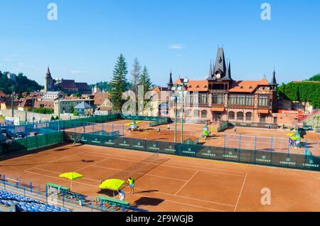 BRASOV, ROMANIA, 9 LUGLIO 2015: Vista del buridling dello stadio di tennis nella città rumena brasov. Foto Stock