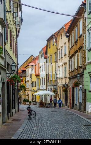 LUBIANA, SLOVENIA, 29 LUGLIO 2015: Vista della strada stari Trg nella capitale slovena lubiana, che si estende lungo il cuore della città vecchia e. Foto Stock