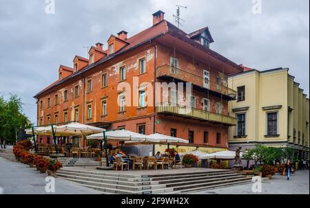 LUBIANA, SLOVENIA, 29 LUGLIO 2015: Vista di un famoso ristorante situato sulla riva del fiume lubiana, nella capitale slovena lubiana Foto Stock