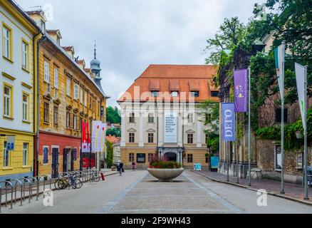 LUBIANA, SLOVENIA, 29 LUGLIO 2015: Vista della piazza della rivoluzione francese nella capitale slovena lubiana dove risiede krizanke open air sum Foto Stock