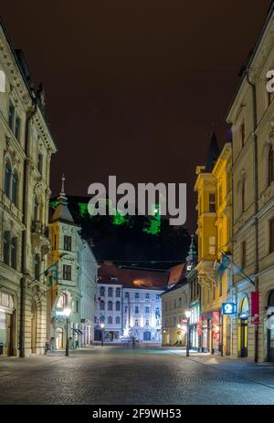 LUBIANA, SLOVENIA, 29 LUGLIO 2015: Vista notturna della strada strtarjeva nella capitale slovena lubiana con un castello che domina tutta la città Foto Stock