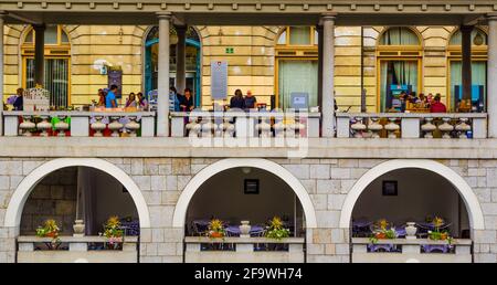 LUBIANA, SLOVENIA, 29 luglio 2015: Vista dettagliata della galleria del mercato di Lubiana sul fiume Lubiana Foto Stock