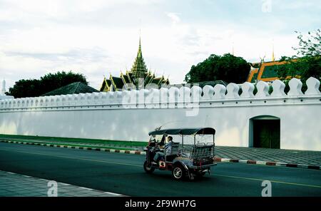 Bangkok, Thailandia. 19 Apr 2021. Un tuk tuk guida sulla strada.Thailand, il classico taxi Tuk Tuk Tuk di fama internazionale. Il taxi a tre ruote è un modo popolare di trasporto locale non-metered per la gente del posto e i turisti, la tariffa è negoziata in base alla distanza. Il risciò motorizzato tailandese, è un simbolo della nazione. Credit: SOPA Images Limited/Alamy Live News Foto Stock