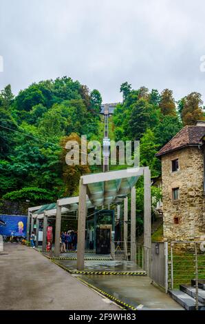 LUBIANA, SLOVENIA, 29 LUGLIO 2015: Vista della stazione inferiore della funicolare sul mercato centrale della capitale slovena lubiana Foto Stock
