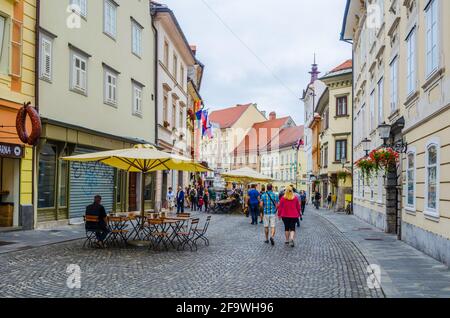 LUBIANA, SLOVENIA. 29 LUGLIO 2015: Vista della piazza ciril-metodov trg nel centro medievale di lubiana Foto Stock