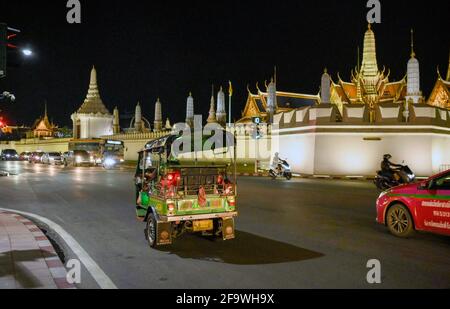 Bangkok, Thailandia. 19 Apr 2021. Un tuk tuk guida attraverso il Grand Palace di Bangkok nel quartiere di Phra Nakorn. Il taxi Tuk Tuk Tuk è famoso in tutto il mondo. Il taxi a tre ruote è un modo popolare di trasporto locale non-metered per la gente del posto e i turisti, la tariffa è negoziata in base alla distanza. Il risciò motorizzato tailandese, è un simbolo della nazione. (Foto di Paul Lakatos/SOPA Images/Sipa USA) Credit: Sipa USA/Alamy Live News Foto Stock