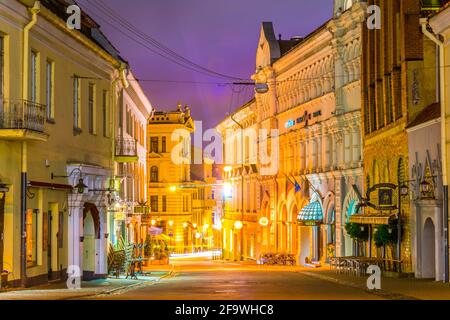 VILNIUS, LITUANIA, 14 AGOSTO 2016: Vista di una strada che conduce verso la Chiesa di Santa Teresa a Vilnius, Lituania. Foto Stock