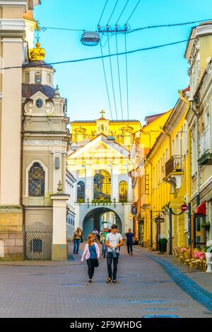 VILNIUS, LITUANIA, 14 AGOSTO 2016: La gente cammina verso la porta dell'alba a Vilnius, Lituania. Foto Stock