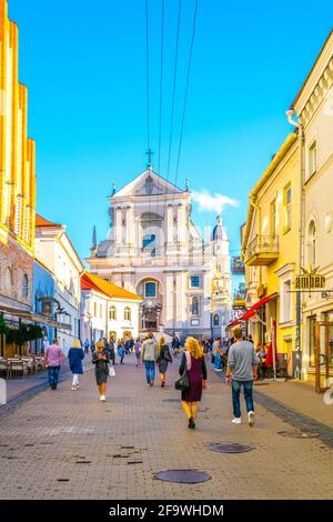 VILNIUS, LITUANIA, 14 AGOSTO 2016: La gente cammina verso la Chiesa di Santa Teresa a Vilnius, Lituania. Foto Stock