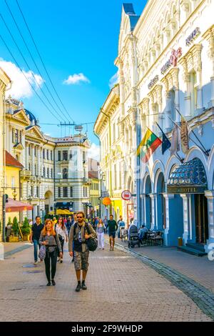 VILNIUS, LITUANIA, 14 AGOSTO 2016: La gente cammina verso la Chiesa di Santa Teresa a Vilnius, Lituania. Foto Stock