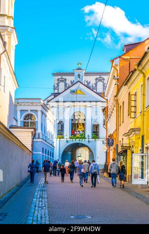 VILNIUS, LITUANIA, 14 AGOSTO 2016: La gente cammina verso la porta dell'alba a Vilnius, Lituania. Foto Stock