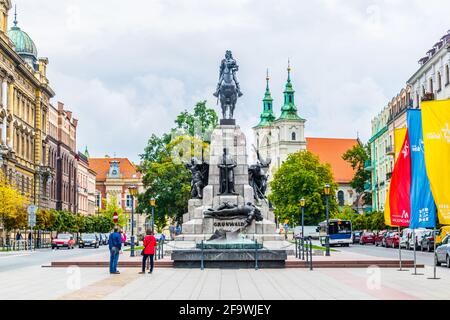 CRACOVIA, POLONIA, 11 AGOSTO 2016: La gente si trova di fronte al monumento Grunwald di Cracovia, Polonia. Foto Stock