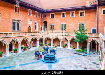 CRACOVIA, POLONIA, 11 AGOSTO 2016: La gente passa attraverso il cortile principale dell'università jagellonica di Cracovia, Polonia. Foto Stock