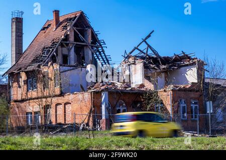 20 aprile 2021, Meclemburgo-Pomerania occidentale, Malliß: ZB-REGIO: In parte senza tetto e con pareti crollate sorge l'edificio dell'ex ristorante 'Fritz-Reuter-Krug' sulla strada principale. Nelle prossime settimane la rovina sarà ormai distrutta. L'edificio storico è stato usato come locanda dal 18 ° secolo. L'edificio è vuoto da 21 anni ed è stato infine distrutto in un incendio nel gennaio 2015. Foto: Jens Büttner/dpa-Zentralbild/ZB Foto Stock