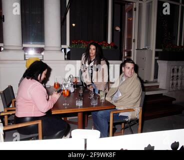 Jess wright era all'hotel connaught per un drink con gli amici e stava mostrando il suo anello . Era molto felice e tornava a casa intorno alle dieci. Anche al connaught alcuni hanno avuto un po' di consegna dal ristorante Scott, che il portiere ci ha portato. Molti fan di jess sulle biciclette sono andati al connaught e parlavano con la jess e lei era molto felice vedeteli. Sembrava molto bella 20/4/2021 blitz immagini Foto Stock