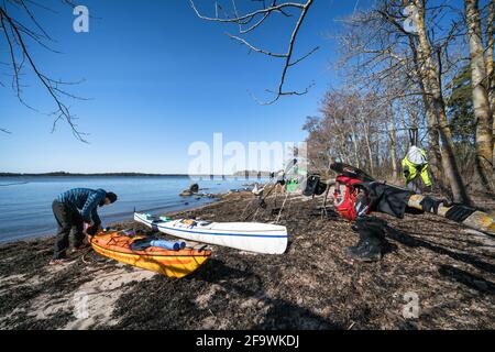 Kayak sulle rive dell'isola di Gåsgrund, Espoo, Finlandia Foto Stock