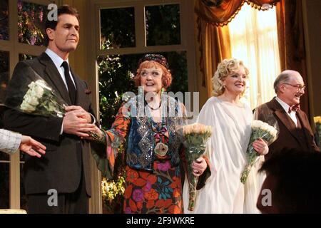 Rupert Everett, Angela Lansbury, Christine Ebersole e Simon Jones siparono per la notte di apertura del "Blithe Spirit" di Noel Coward al Shubert Theatre di New York il 15 marzo 2009. Foto: Henry McGee/MediaPunch Foto Stock