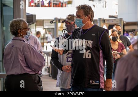 Sacramento, California, Stati Uniti. 20 Apr 2021. I fan di Sacramento Kings tornano per la prima partita con i tifosi all'interno del Golden 1 Center martedì 20 aprile 2021 a Sacramento. Credit: Paul Kitagaki Jr./ZUMA Wire/Alamy Live News Foto Stock