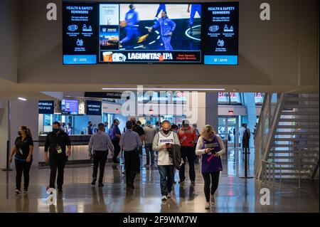 Sacramento, California, Stati Uniti. 20 Apr 2021. I fan di Sacramento Kings entrano all'interno del Golden 1 Center mentre i fan tornano per la prima volta martedì 20 aprile 2021 a Sacramento. Credit: Paul Kitagaki Jr./ZUMA Wire/Alamy Live News Foto Stock