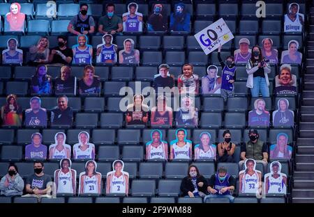 Sacramento, California, Stati Uniti. 20 Apr 2021. I fan di Sacramento Kings entrano all'interno del Golden 1 Center mentre i fan tornano per la prima volta martedì 20 aprile 2021 a Sacramento. Credit: Paul Kitagaki Jr./ZUMA Wire/Alamy Live News Foto Stock