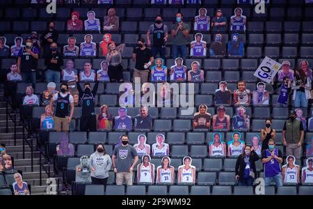 Sacramento, California, Stati Uniti. 20 Apr 2021. I fan di Sacramento Kings entrano all'interno del Golden 1 Center mentre i fan tornano per la prima volta martedì 20 aprile 2021 a Sacramento. Credit: Paul Kitagaki Jr./ZUMA Wire/Alamy Live News Foto Stock