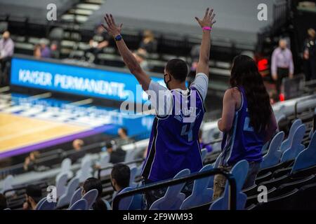 Sacramento, California, Stati Uniti. 20 Apr 2021. I fan di Sacramento Kings entrano all'interno del Golden 1 Center mentre i fan tornano per la prima volta martedì 20 aprile 2021 a Sacramento. Credit: Paul Kitagaki Jr./ZUMA Wire/Alamy Live News Foto Stock