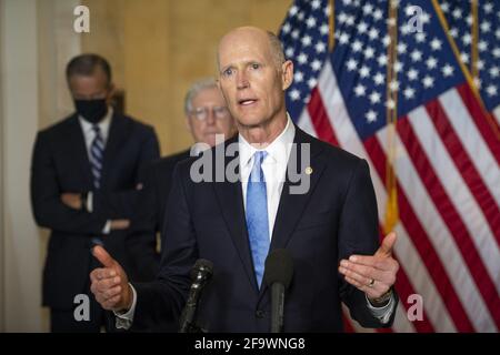 Il senatore degli Stati Uniti Rick Scott (repubblicano della Florida) offre osservazioni in seguito al pranzo repubblicano del Senato Russell edificio dell'ufficio del Senato a Washington, DC, USA, martedì 20 aprile, 2021. Foto di Rod Lamkey/CNP/ABACAPRESS.COM Foto Stock