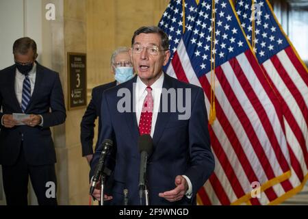 Il senatore degli Stati Uniti John Barrasso (Repubblicano del Wyoming) offre osservazioni in seguito al pranzo repubblicano del Senato Russell edificio dell'ufficio del Senato a Washington, DC, USA, martedì 20 aprile, 2021. Foto di Rod Lamkey/CNP/ABACAPRESS.COM Foto Stock