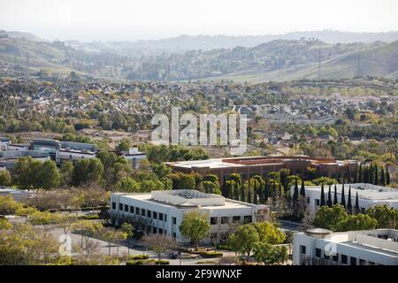 Vista diurna dello skyline del centro e di una zona residenziale di Ladera Ranch, California, USA. Foto Stock