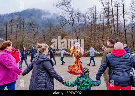 Sochi, Russia - 1 marzo 2020: Antico rituale slavo di bruciare una bambola Maslenitsa durante la vacanza di vedere l'inverno e la primavera accogliente. Persone dan Foto Stock